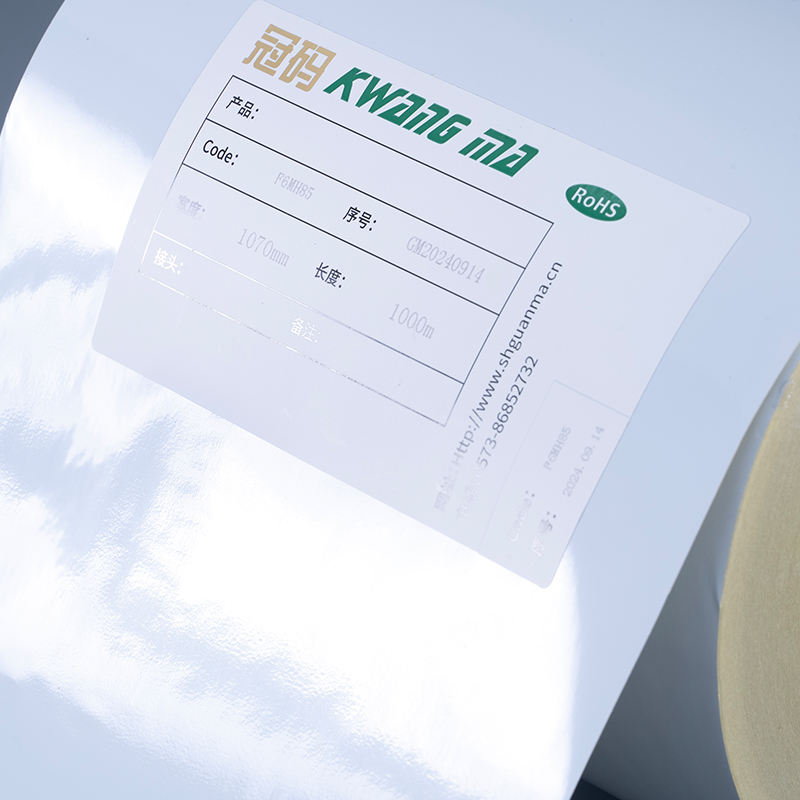 Label Perekat Diri Film PET Poliester Putih Mengkilap 50mik dengan Gulungan Jumbo Perekat Akrilik Pelarut untuk Pencetakan Digital