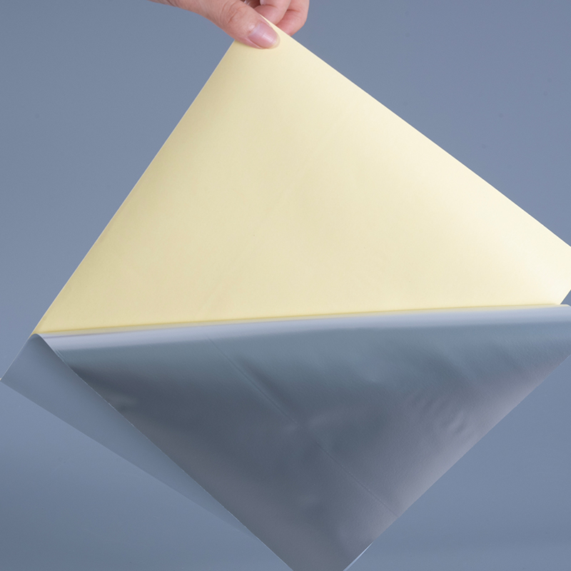 Label Perekat Diri Film PET Poliester Putih Mengkilap 50mik dengan Gulungan Jumbo Perekat Akrilik Pelarut untuk Pencetakan Digital