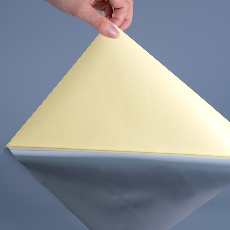 Label Perekat Diri Film PET Poliester Putih Mengkilap 50mik dengan Gulungan Jumbo Perekat Akrilik Pelarut untuk Pencetakan Digital