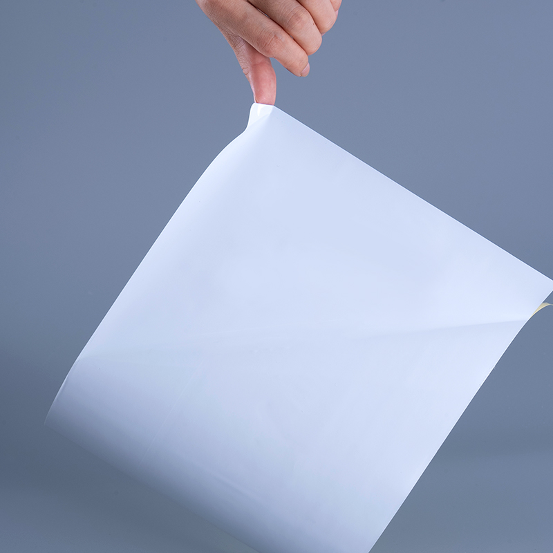 Bahan Label Film Vinyl PET Gloss 25mic dengan Perekat Akrilik Jumbo Roll untuk Pencetakan Inkjet