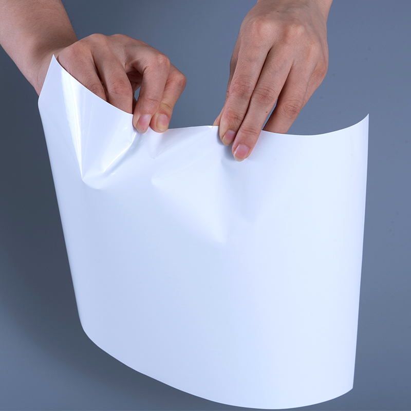 Bahan Label Film Vinyl PET Gloss 25mic dengan Perekat Akrilik Jumbo Roll untuk Pencetakan Inkjet