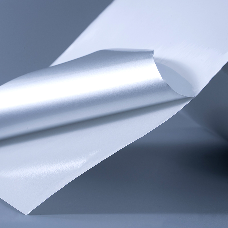 Label Perekat Diri Film Poliester Aluminisasi Putih Mengkilap 25mik dengan Perekat Akrilik Berbasis Air untuk Pencetakan Inkjet