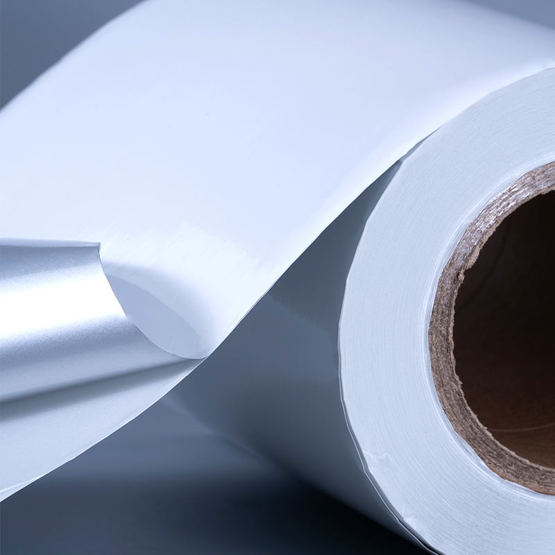 Label Perekat Diri Film Poliester Aluminisasi Putih Mengkilap 25mik dengan Perekat Akrilik Berbasis Air untuk Pencetakan Inkjet