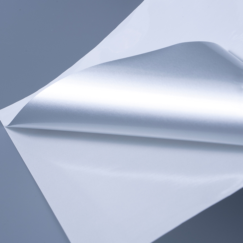 Label Perekat Diri Film Poliester Aluminisasi Putih Mengkilap 25mik dengan Perekat Akrilik Berbasis Air untuk Pencetakan Inkjet