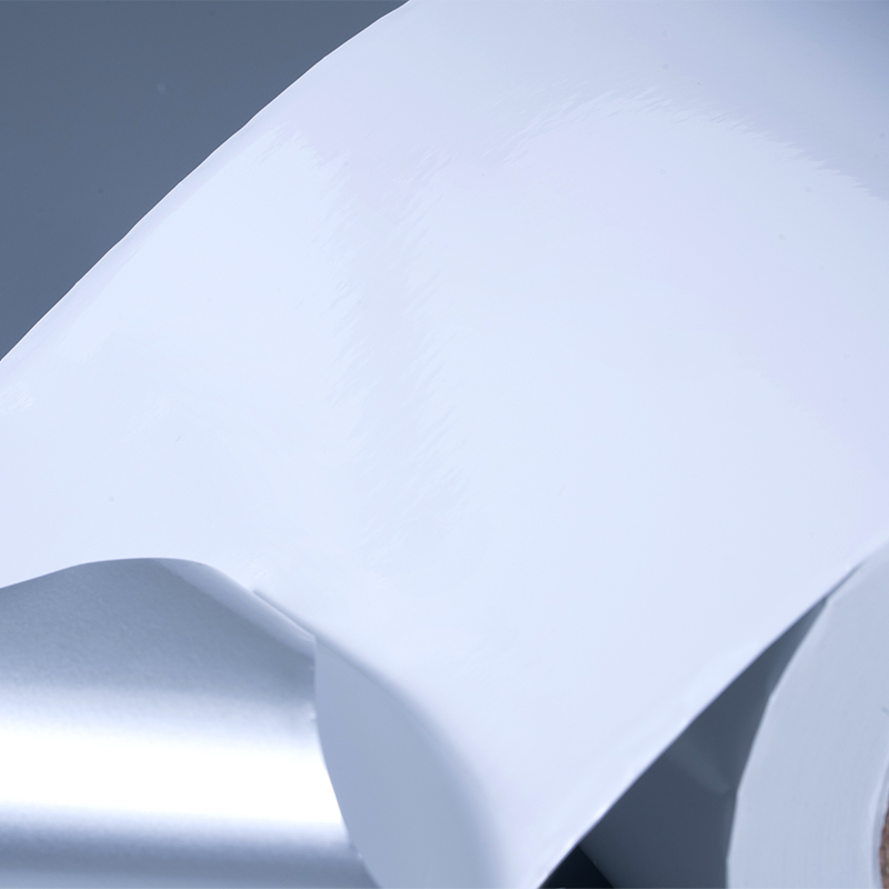 Label Perekat Diri Film Poliester Aluminisasi Putih Mengkilap 25mik dengan Perekat Akrilik Berbasis Air untuk Pencetakan Inkjet