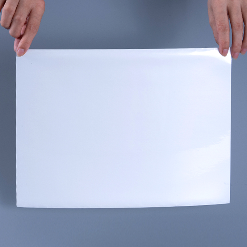 Label Perekat Diri Film Poliester Aluminisasi Putih Mengkilap 25mik dengan Perekat Akrilik Berbasis Air untuk Pencetakan Inkjet